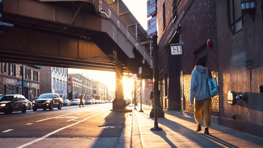 Chicago elevated train tracks above street